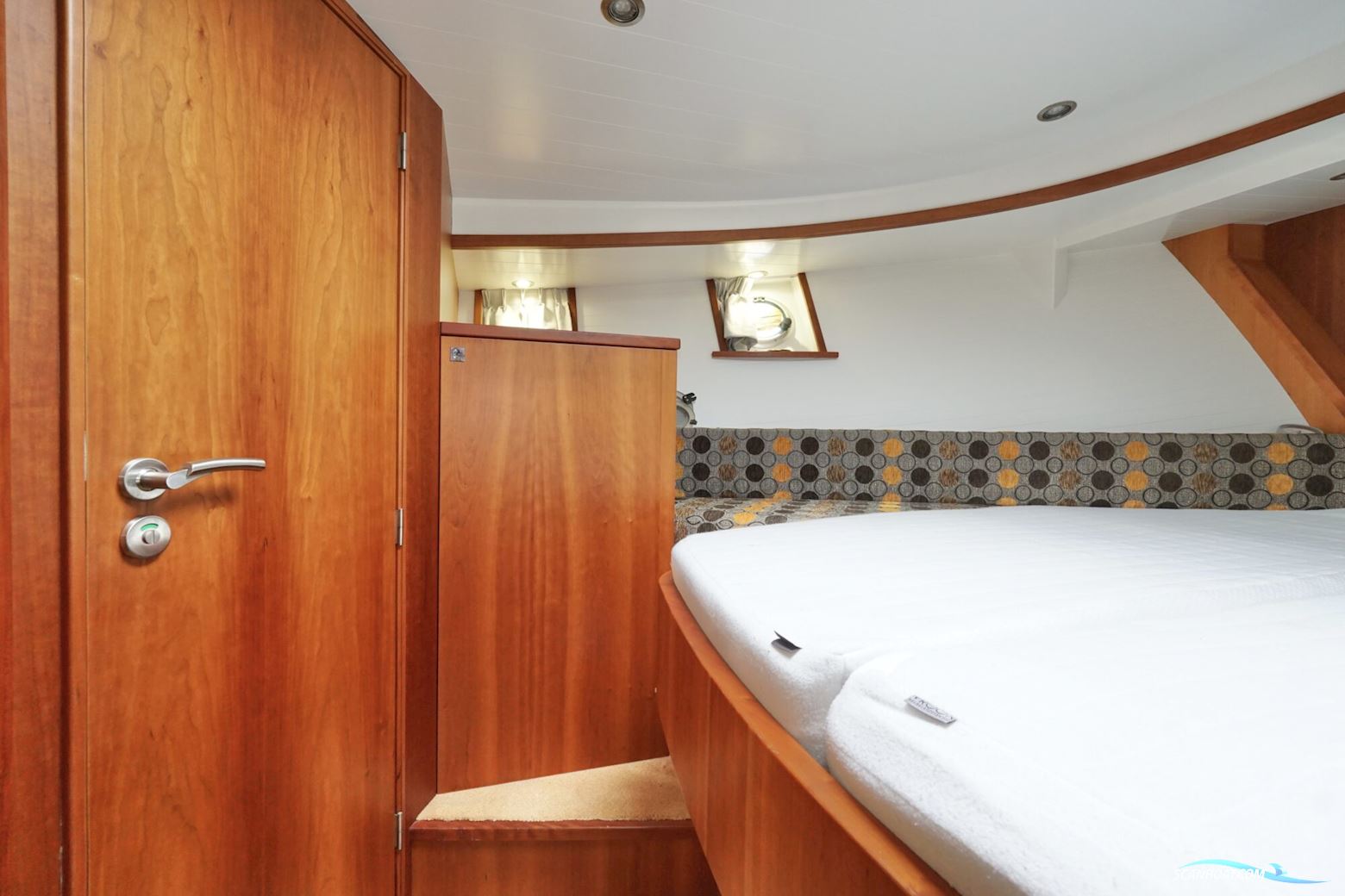 Serious Yachts Gently Low Bridge 45 Sedan