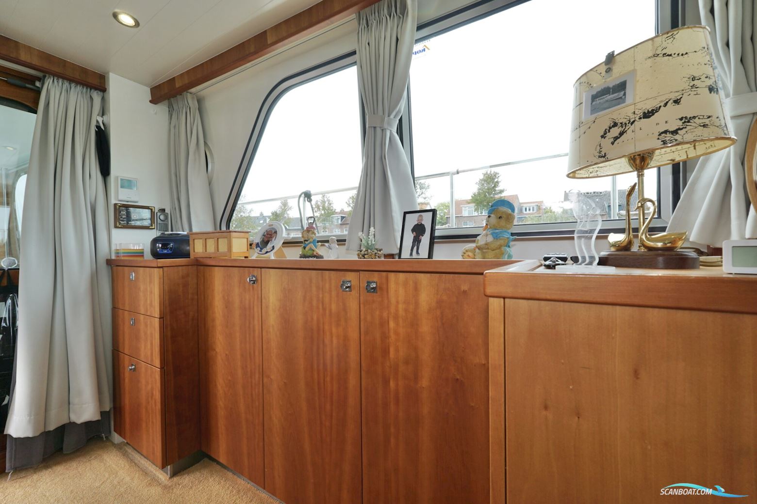Serious Yachts Gently Low Bridge 45 Sedan