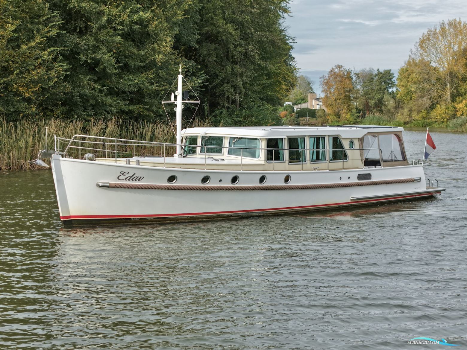 Serious Yachts Gently Low Bridge 45 Sedan