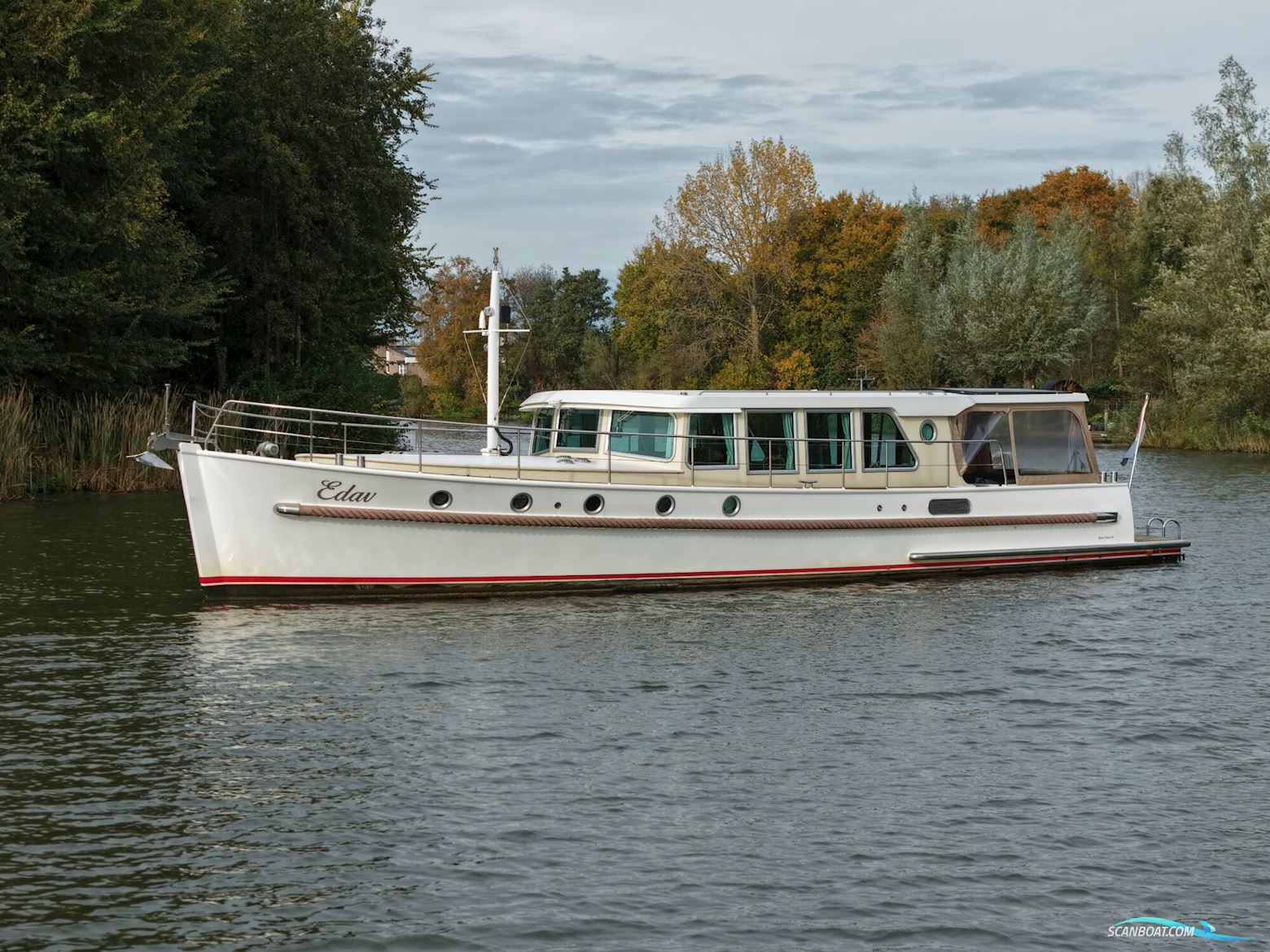 Serious Yachts Gently Low Bridge 45 Sedan