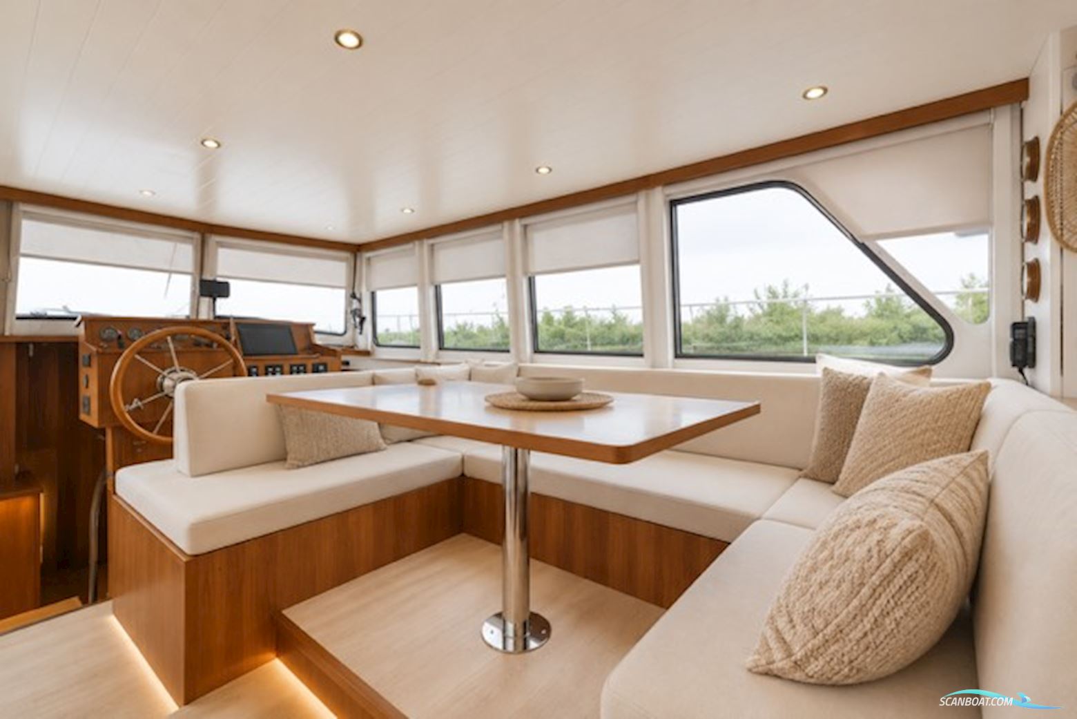Serious Yachts Gently Low Bridge 45 Sedan