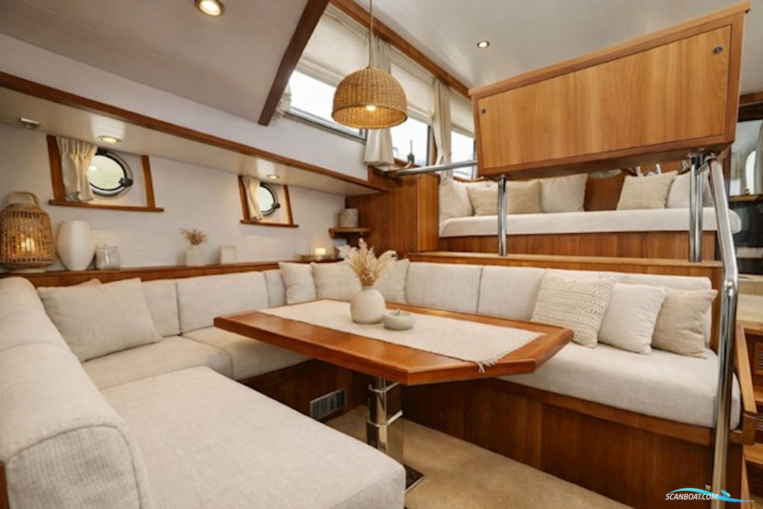 Serious Yachts Gently Low Bridge 45 Sedan