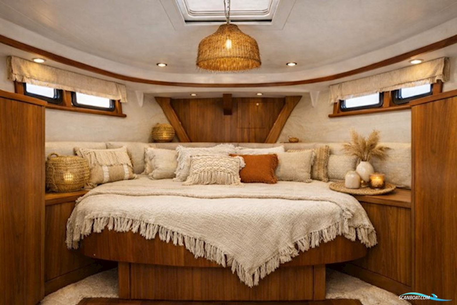 Serious Yachts Gently Low Bridge 45 Sedan