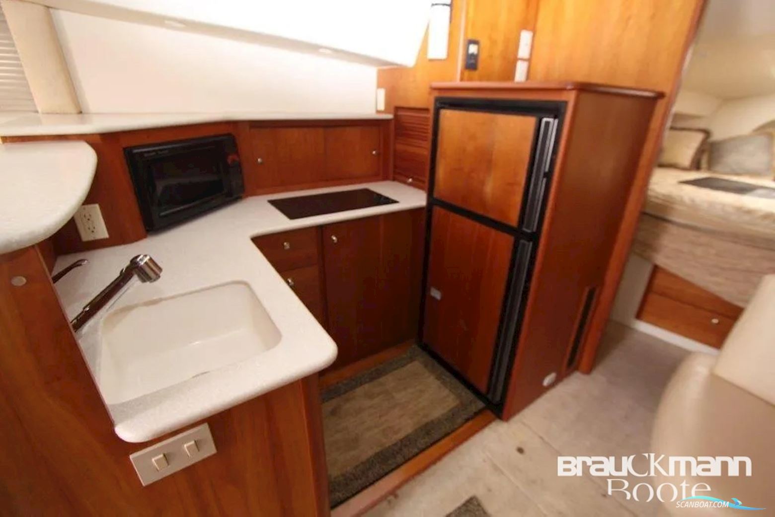 Silverton Marine 330 Sport Bridge