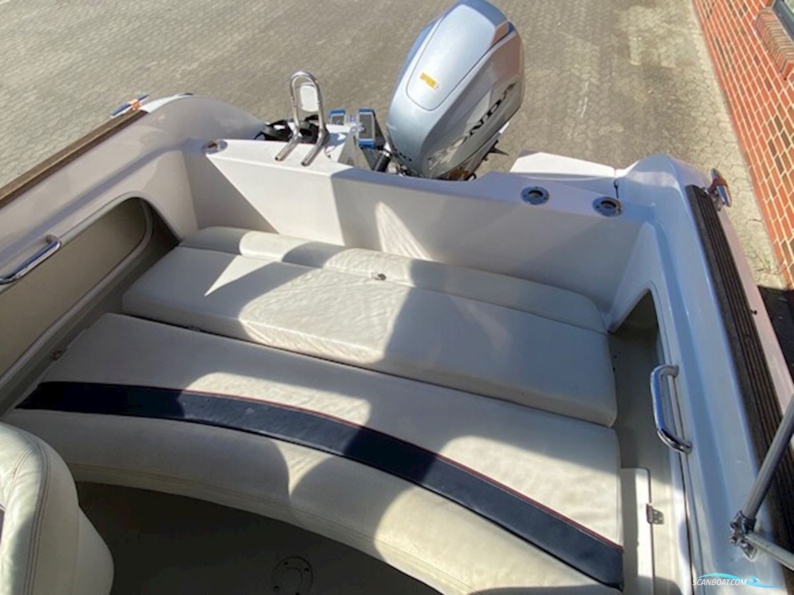 Skibsplast 555 HT m/Honda F100 hk og Brenderup trailer