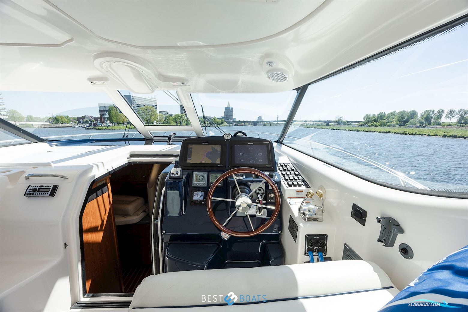 Tiara Yachts 4300 Sovran