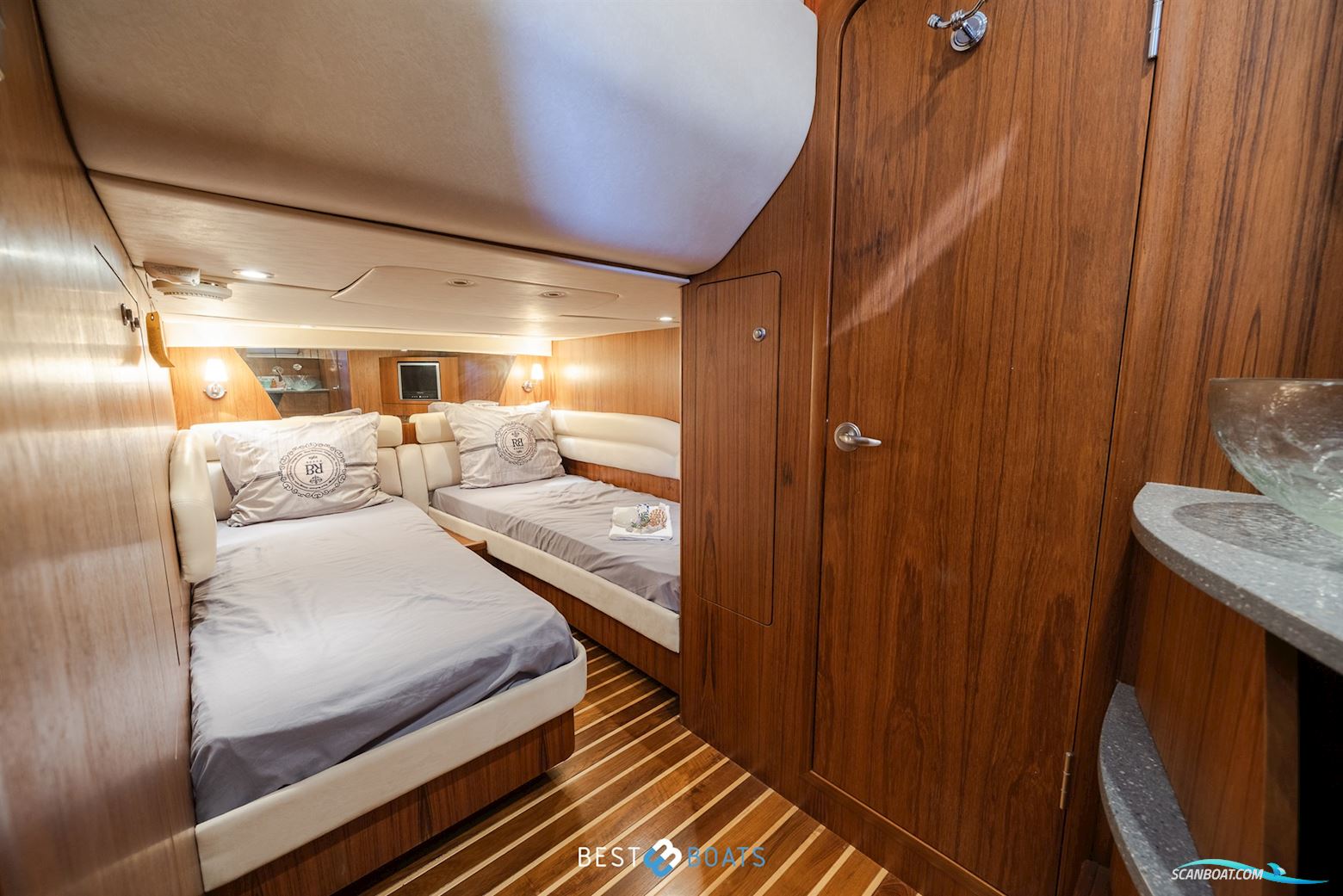 Tiara Yachts 4300 Sovran