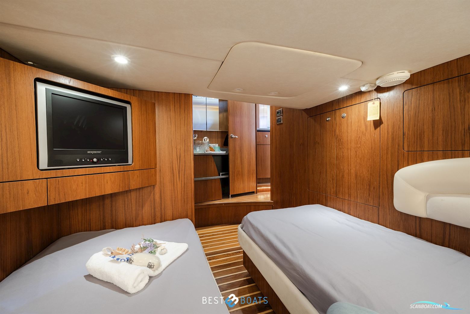 Tiara Yachts 4300 Sovran