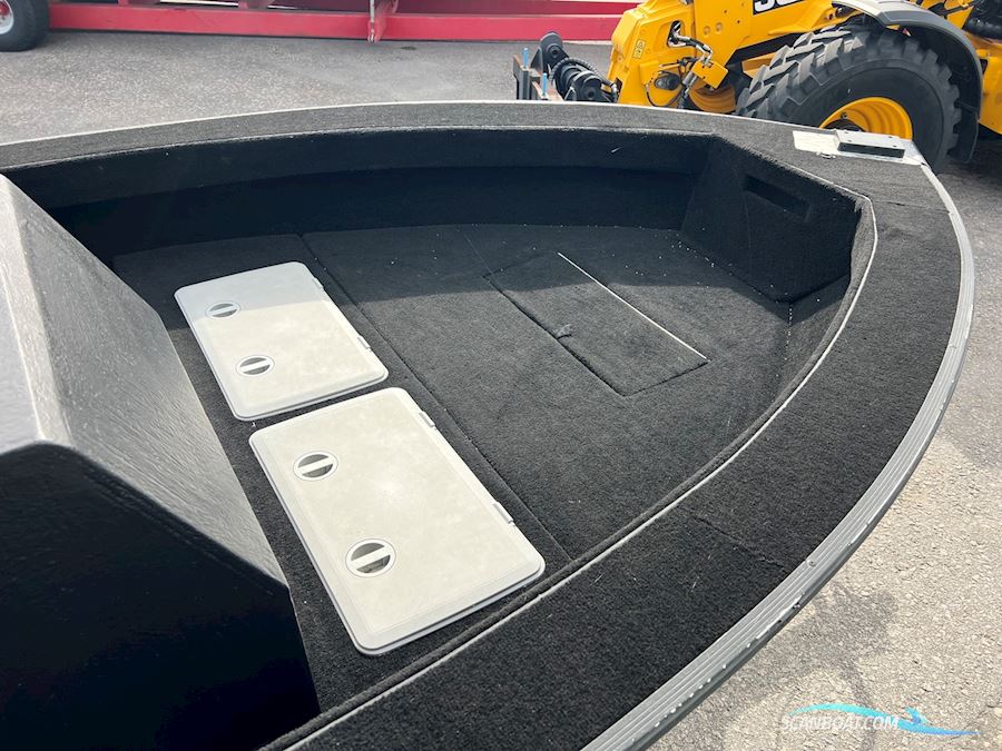 Tracker Magna 17