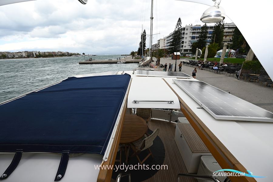 Trader 44 Sundeck