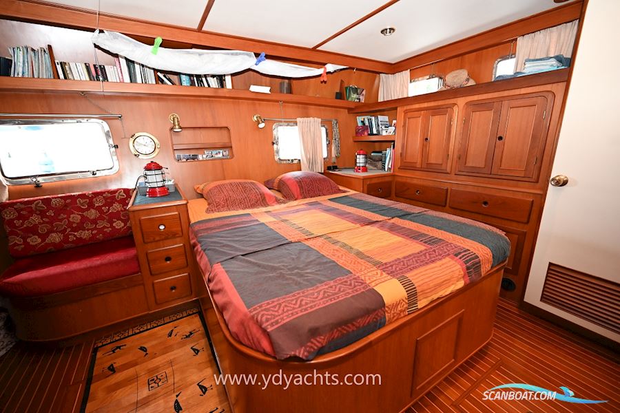 Trader 44 Sundeck
