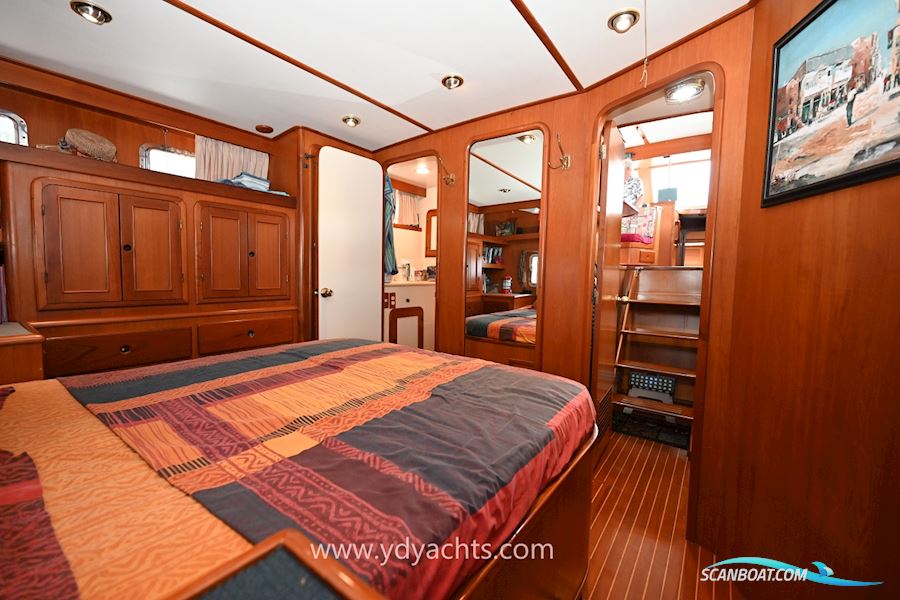 Trader 44 Sundeck
