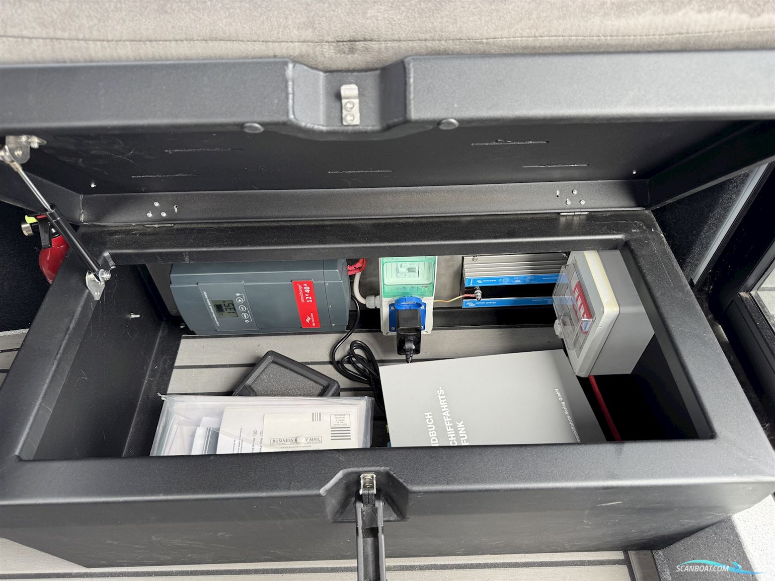 V-Boats Voyager 700 Cabin