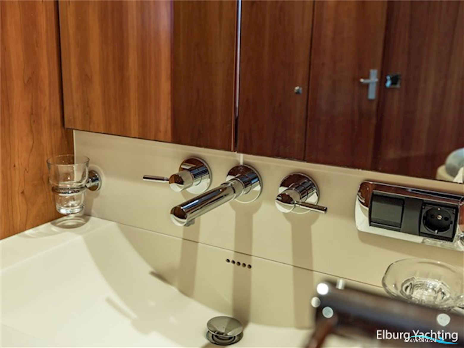 Valk Continental 1900 - Wheelhouse