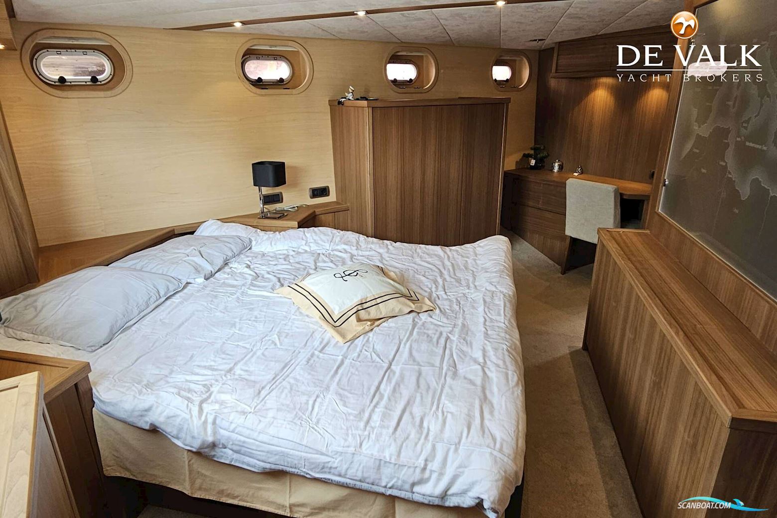 Van Den Hoven Executive 1700