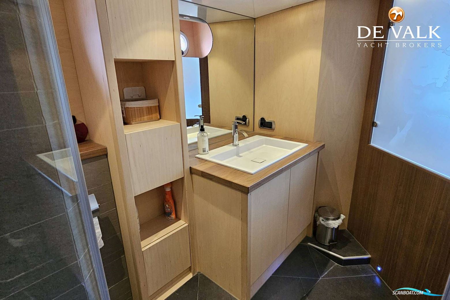 Van Den Hoven Executive 1700