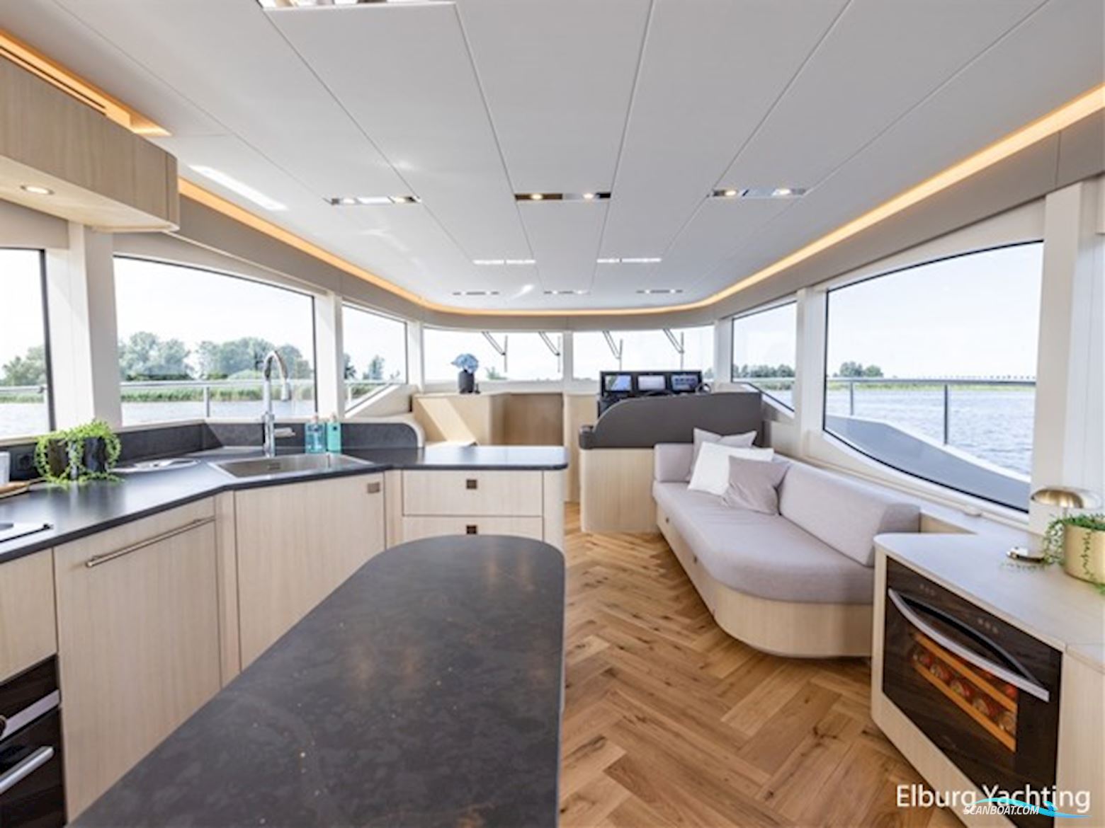 Van den Hoven Voyager 56 