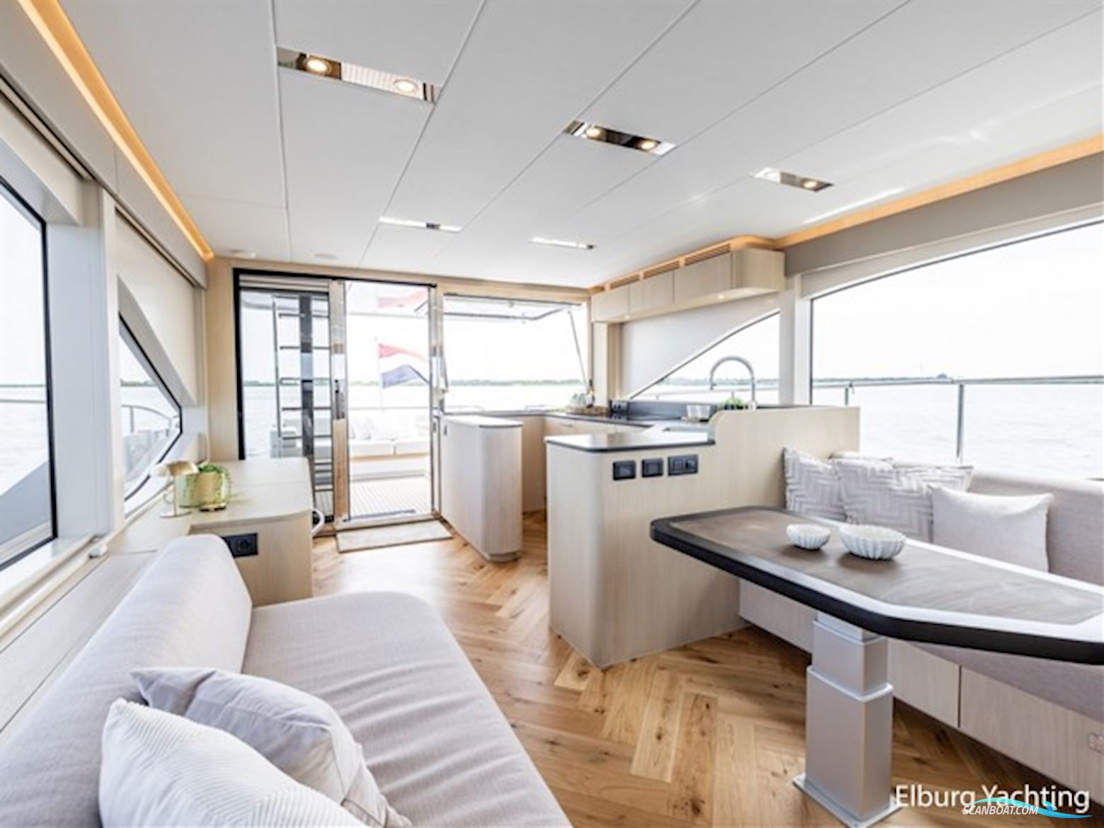 Van den Hoven Voyager 56 