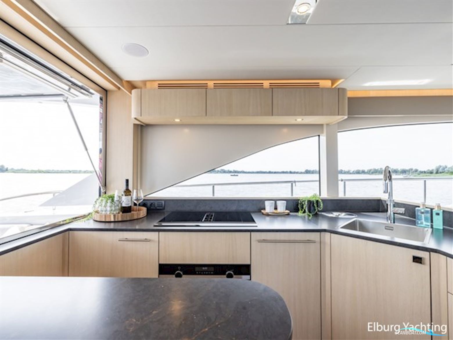 Van den Hoven Voyager 56 