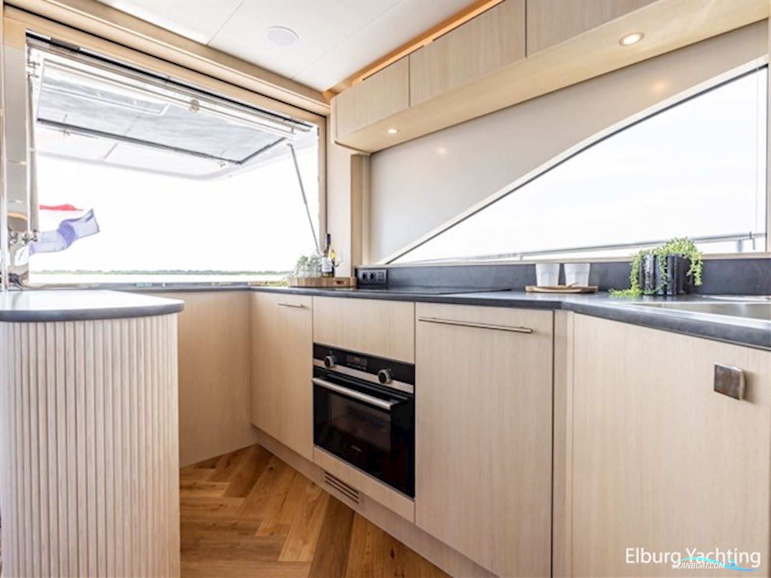 Van den Hoven Voyager 56 