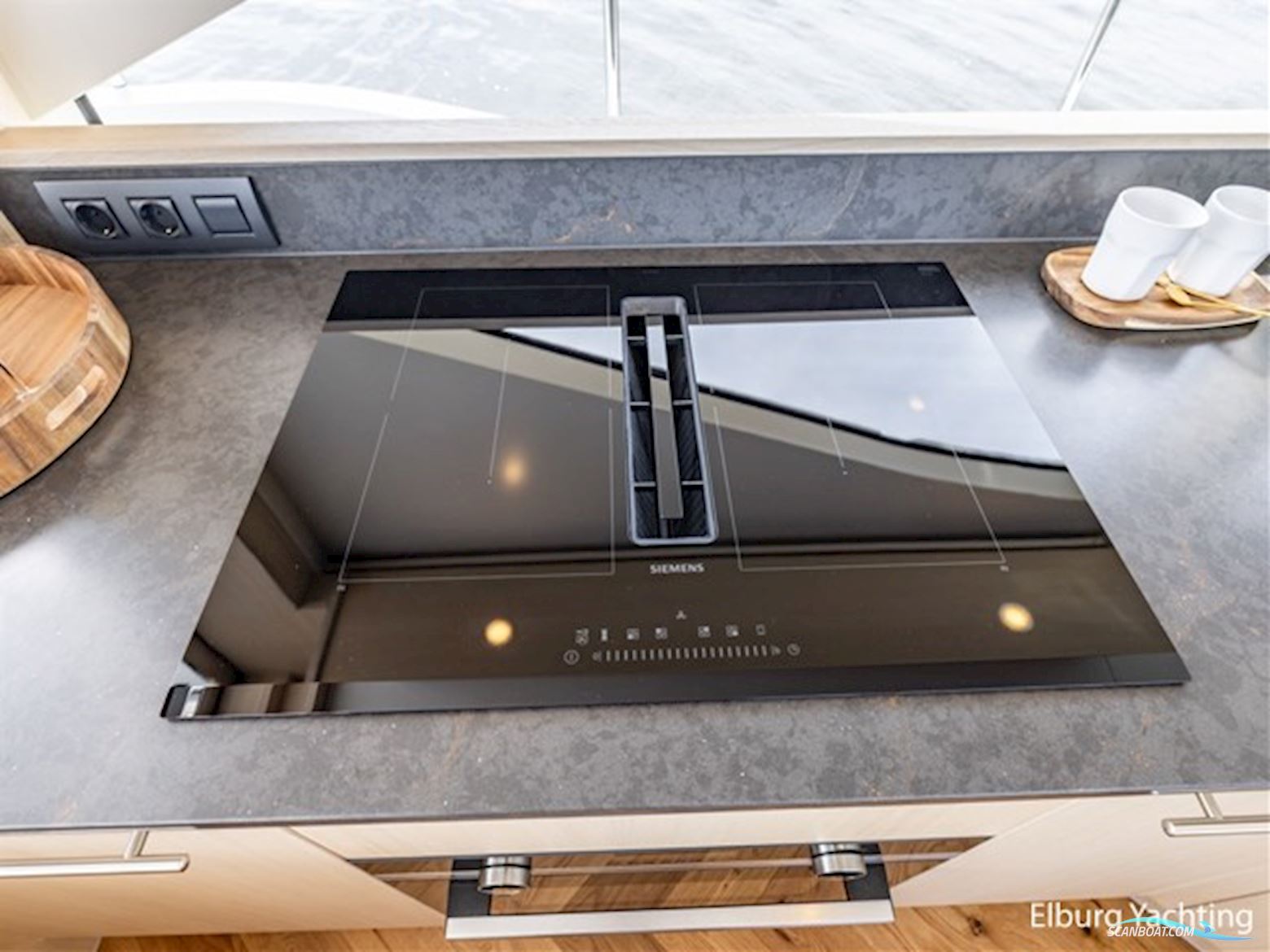 Van den Hoven Voyager 56 