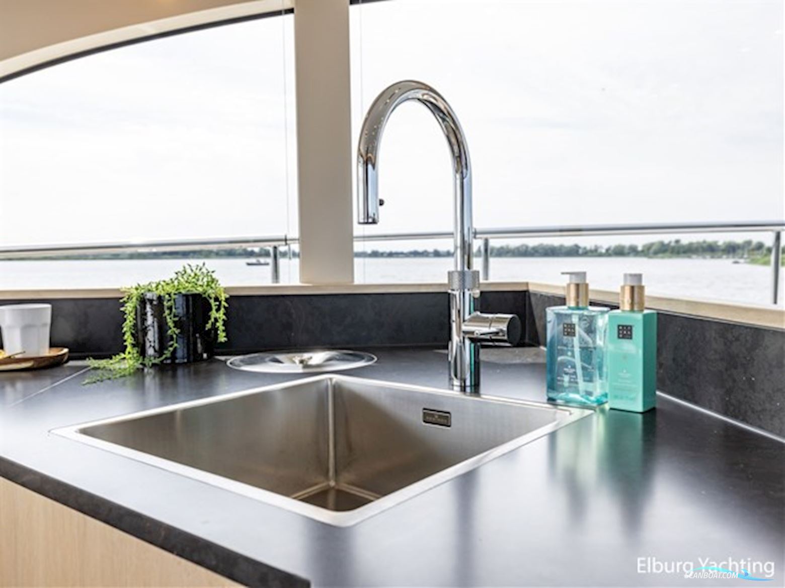 Van den Hoven Voyager 56 