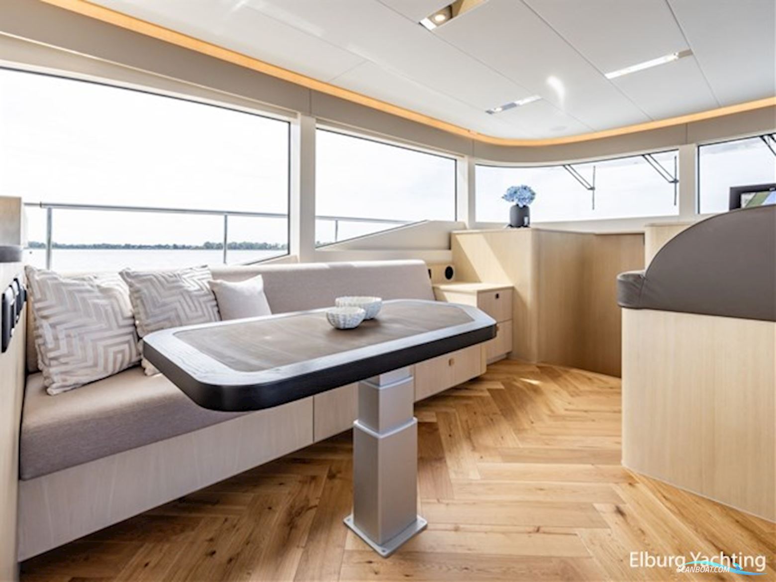 Van den Hoven Voyager 56 