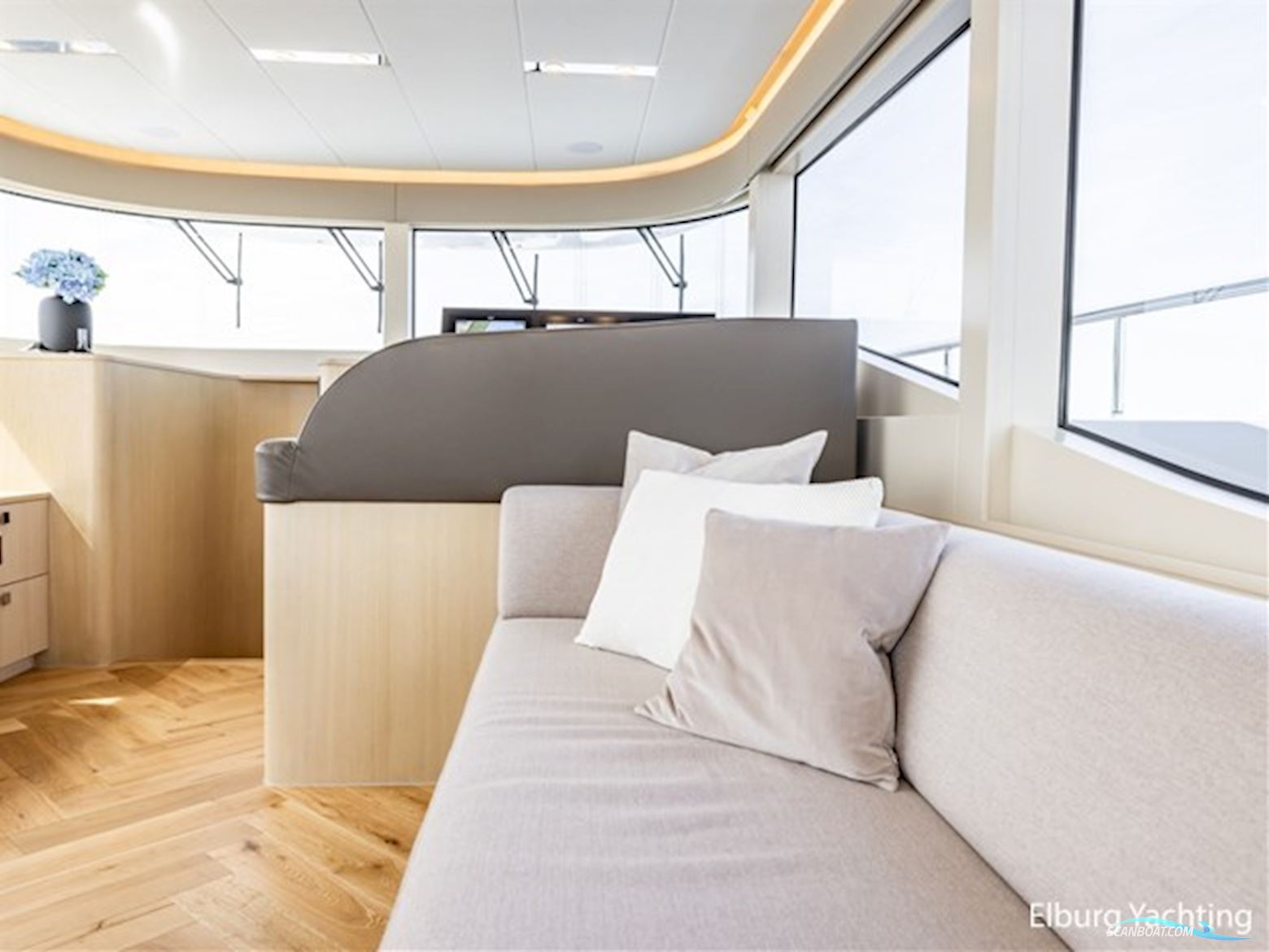 Van den Hoven Voyager 56 