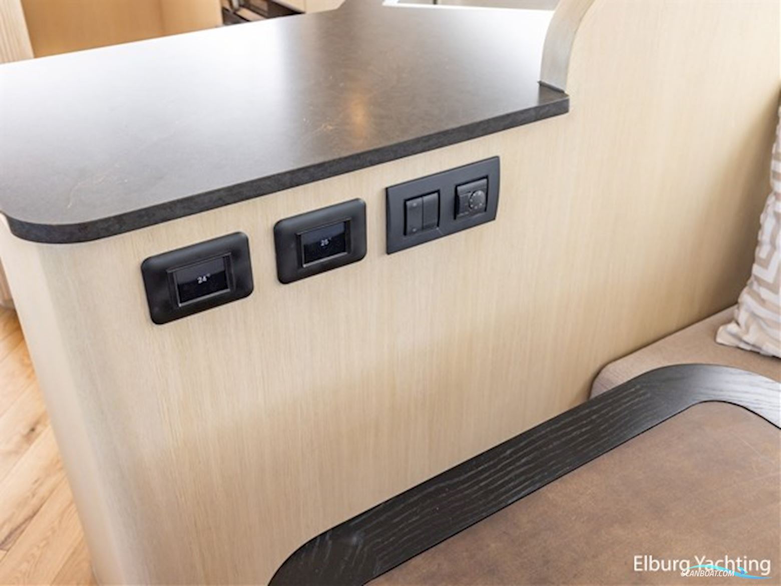 Van den Hoven Voyager 56 