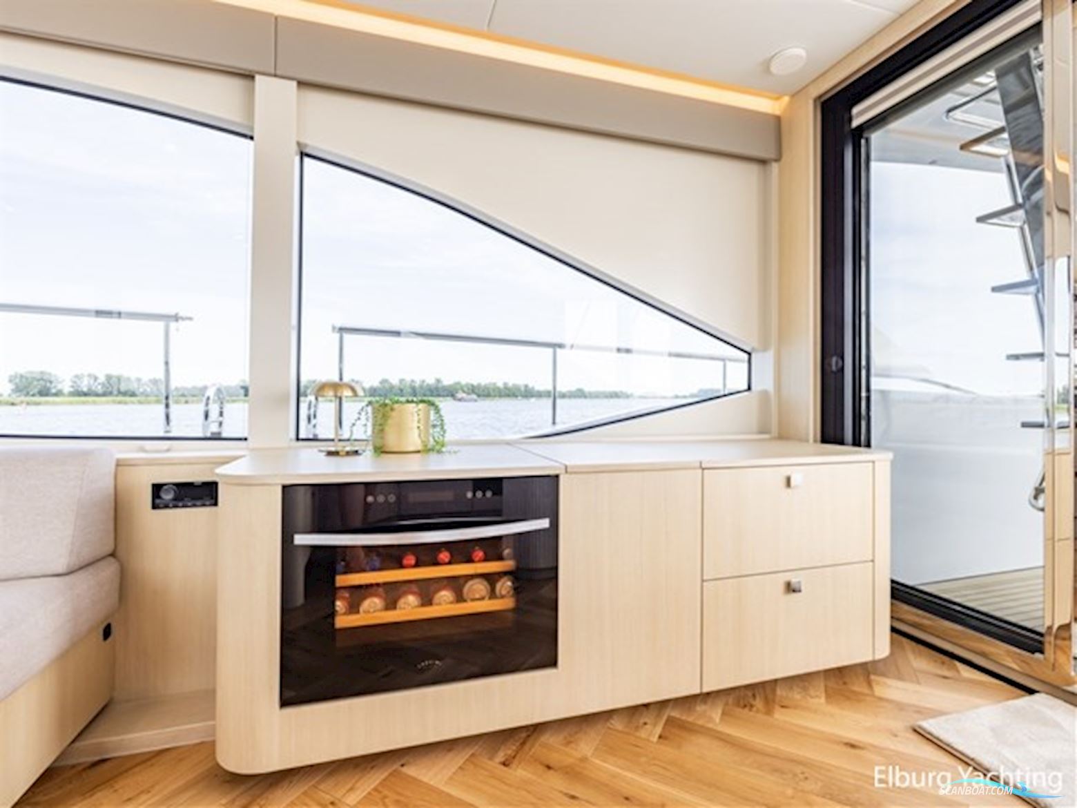 Van den Hoven Voyager 56 