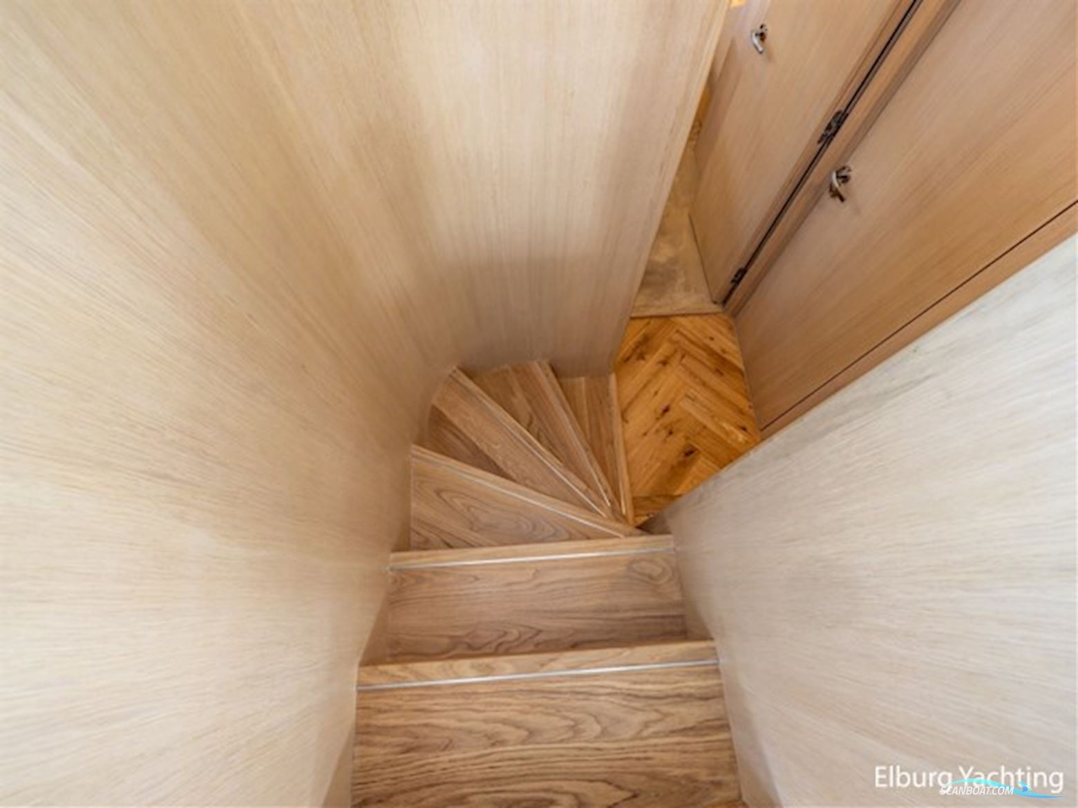 Van den Hoven Voyager 56 