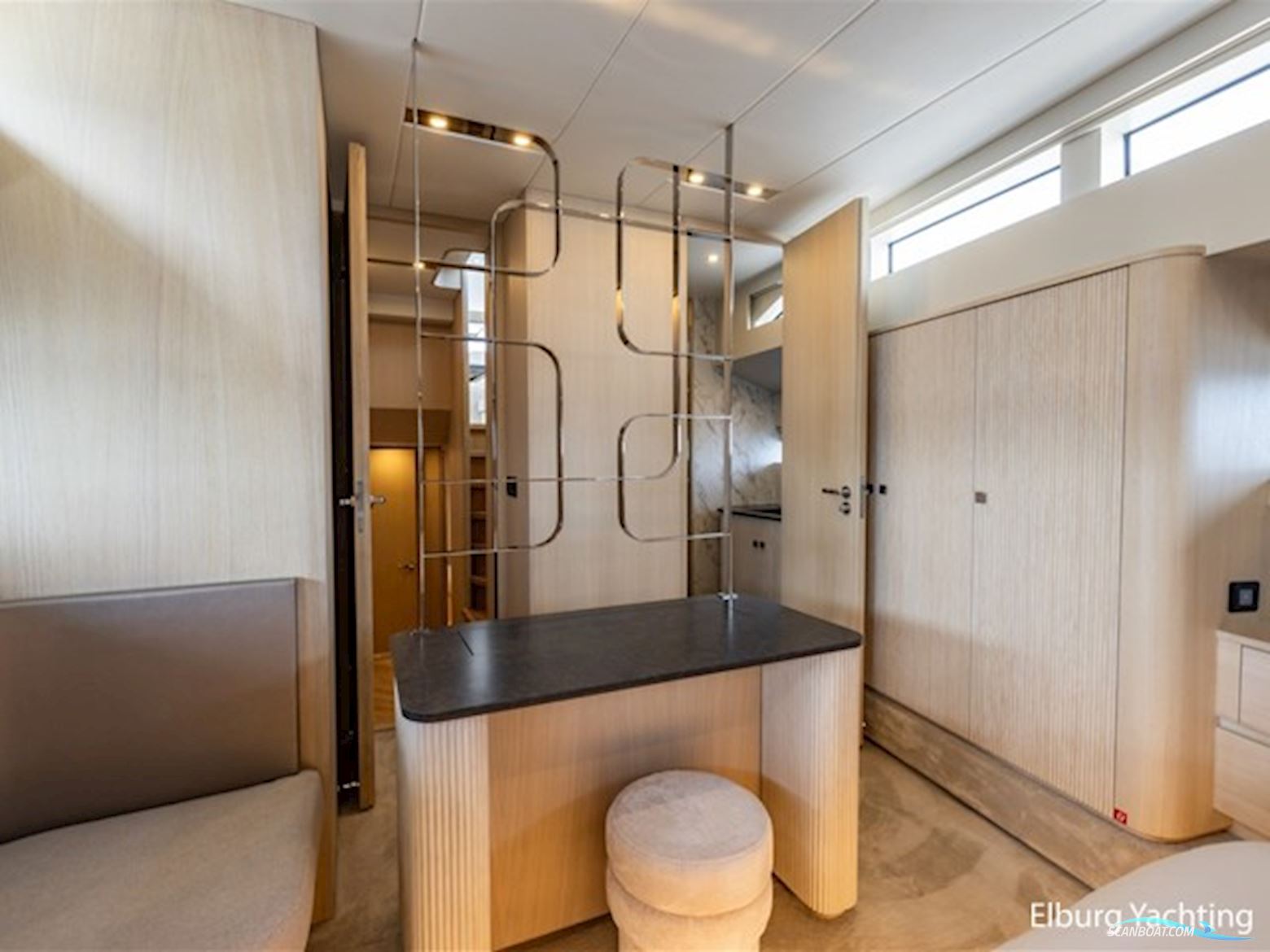 Van den Hoven Voyager 56 