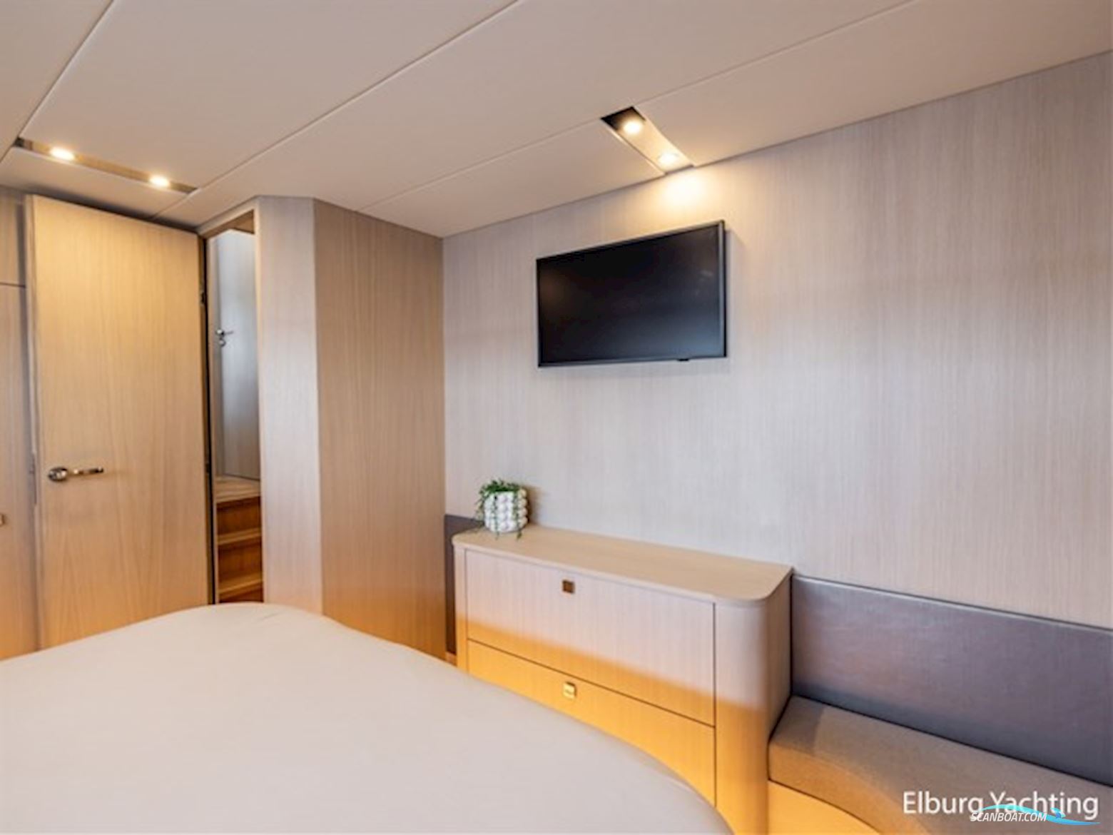 Van den Hoven Voyager 56 