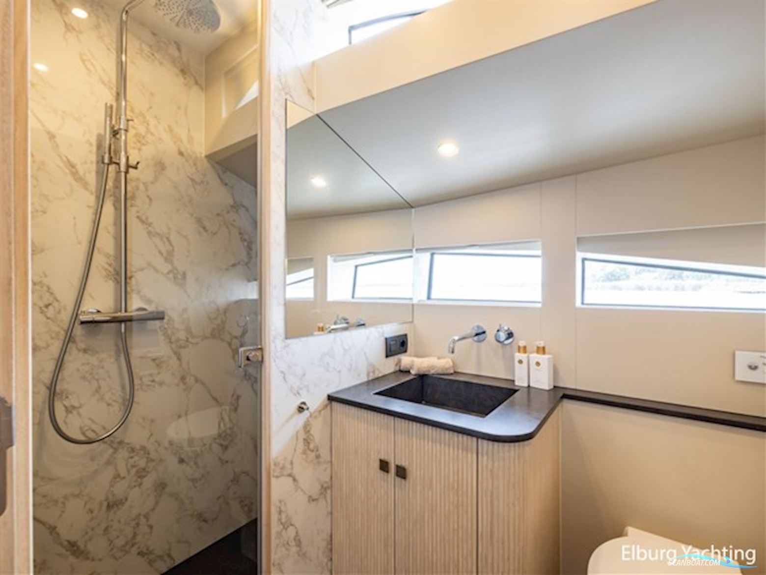 Van den Hoven Voyager 56 