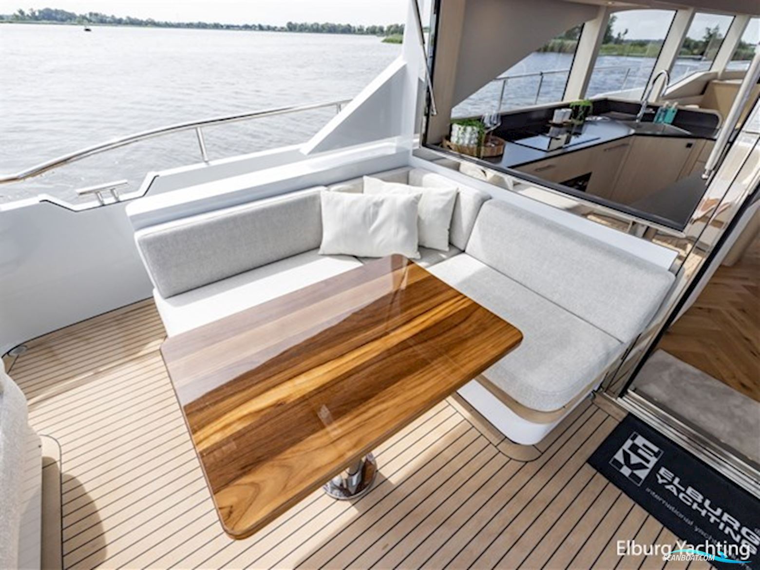 Van den Hoven Voyager 56 