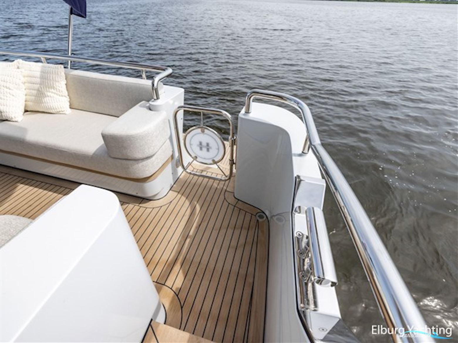 Van den Hoven Voyager 56 