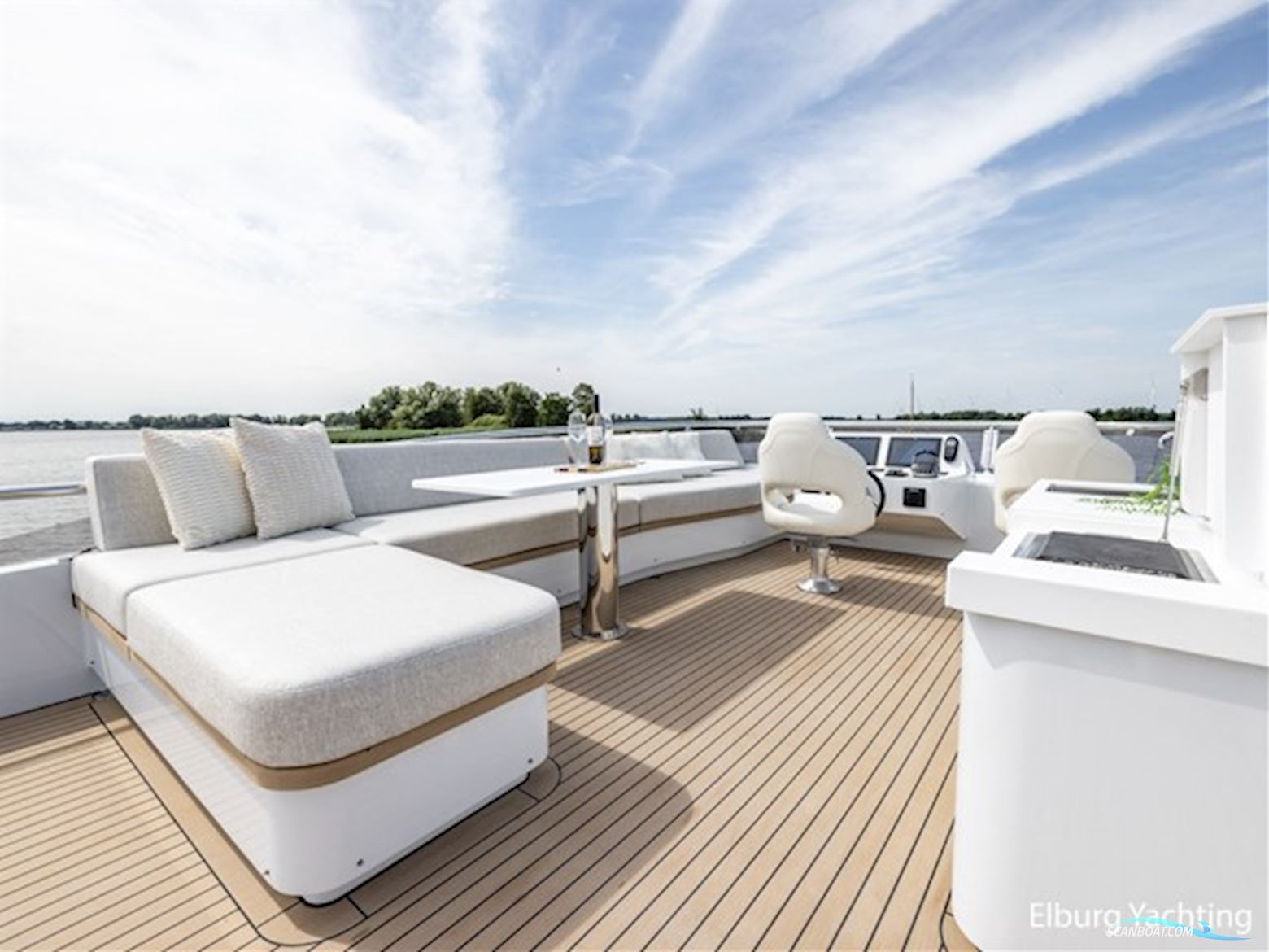 Van den Hoven Voyager 56 