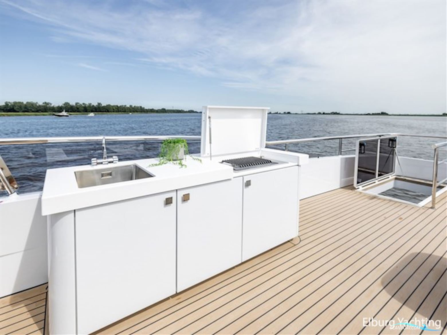 Van den Hoven Voyager 56 