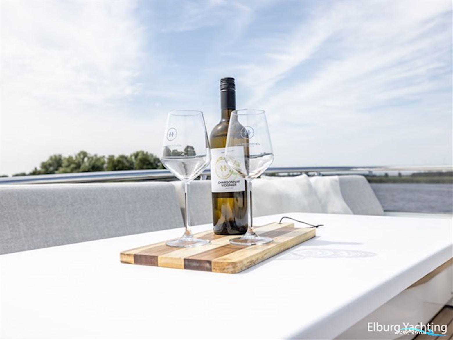 Van den Hoven Voyager 56 