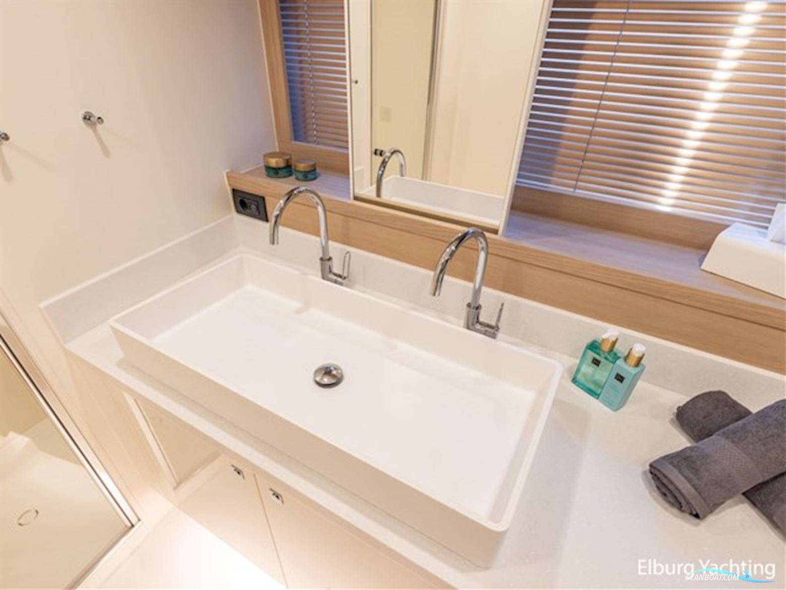 Van der Valk Beachclub 660 - Flybridge 