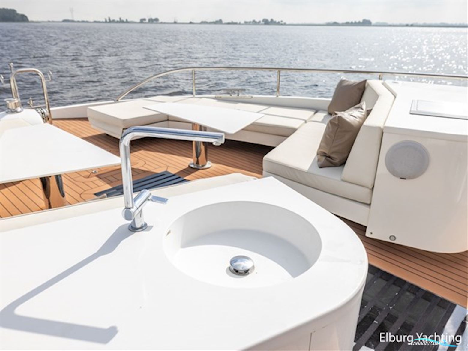 Van der Valk Beachclub 660 - Flybridge 