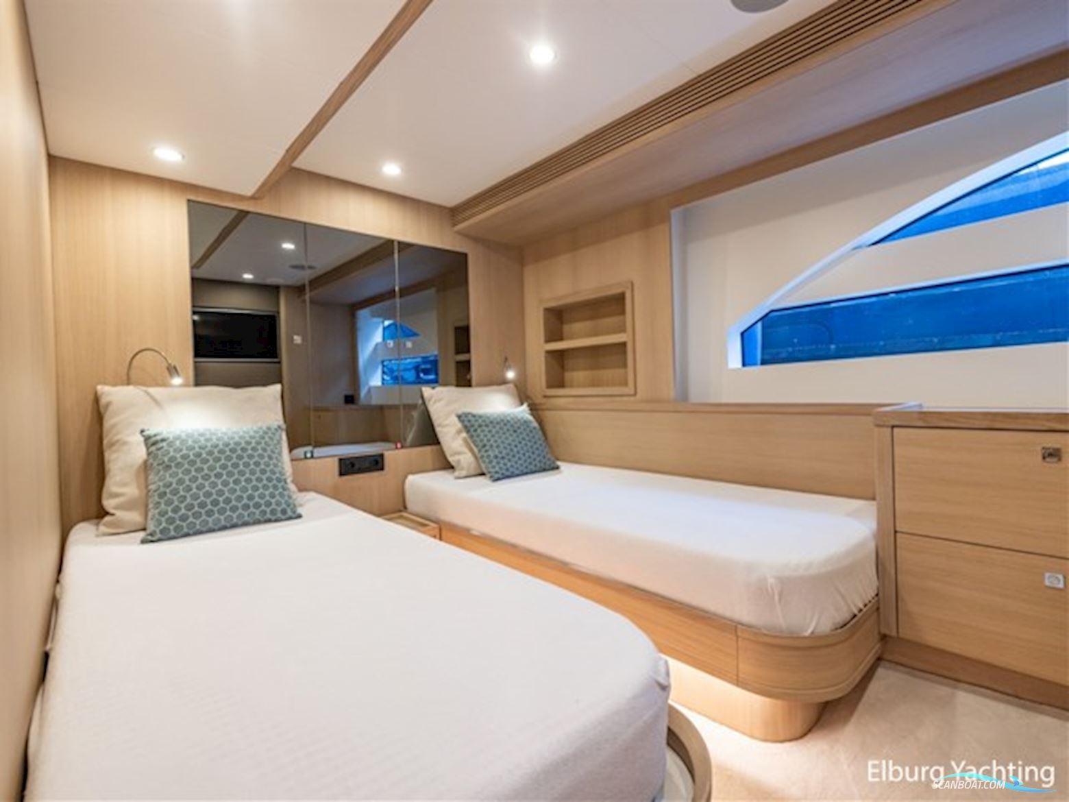 Van der Valk Beachclub 660 - Flybridge 