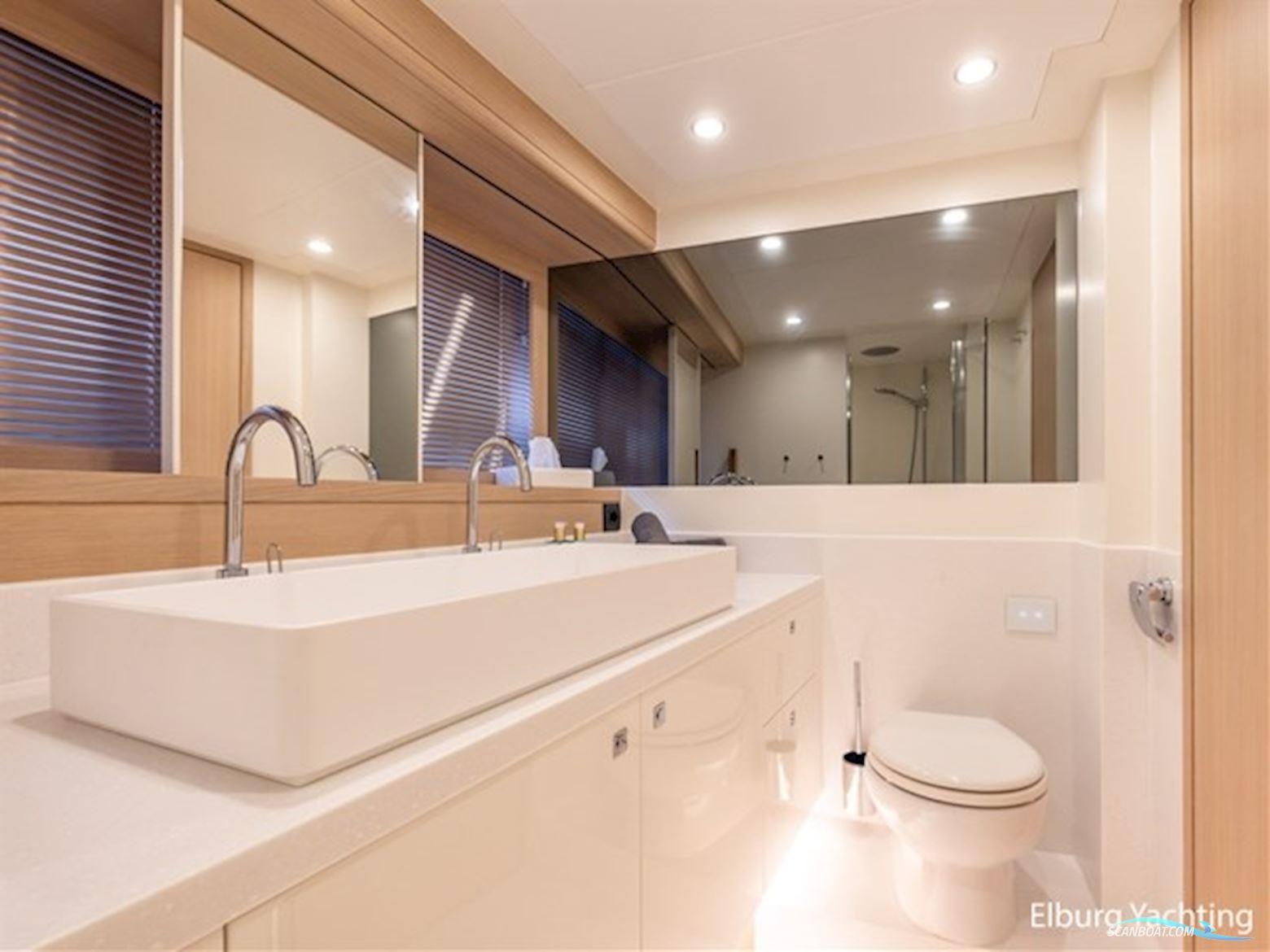 Van der Valk Beachclub 660 - Flybridge 