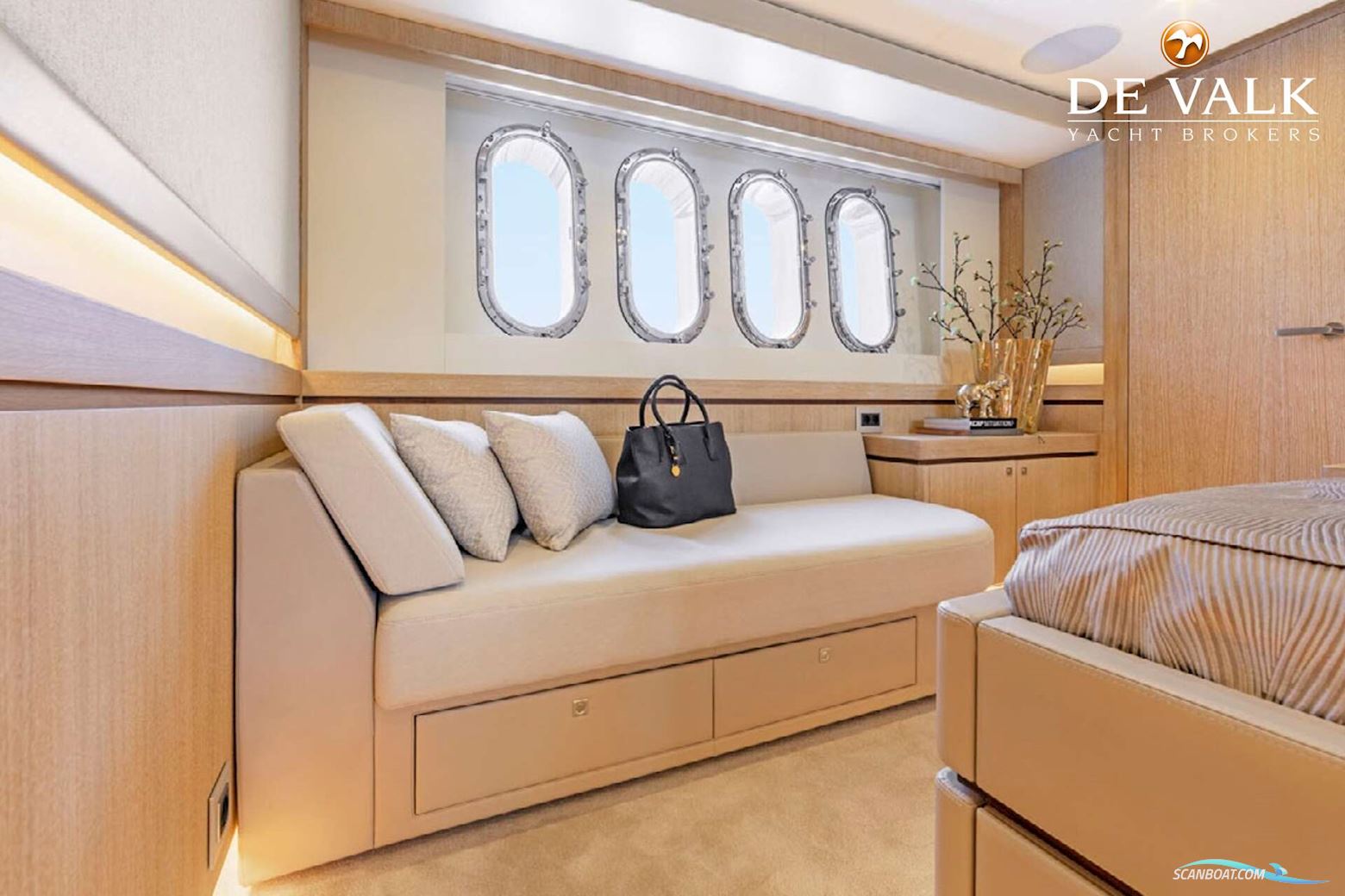 Van Der Valk Raised Pilothouse