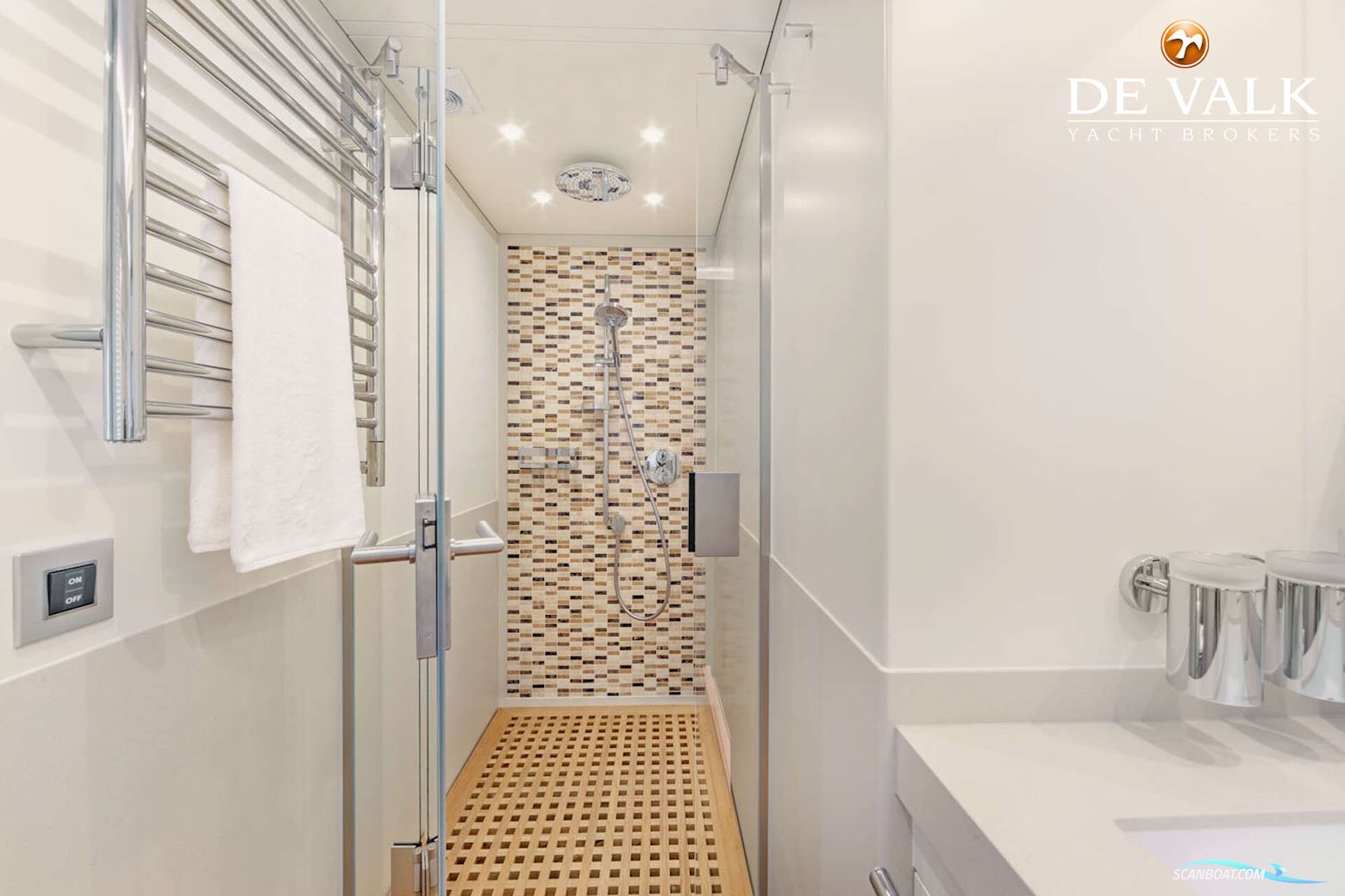 Van Der Valk Raised Pilothouse