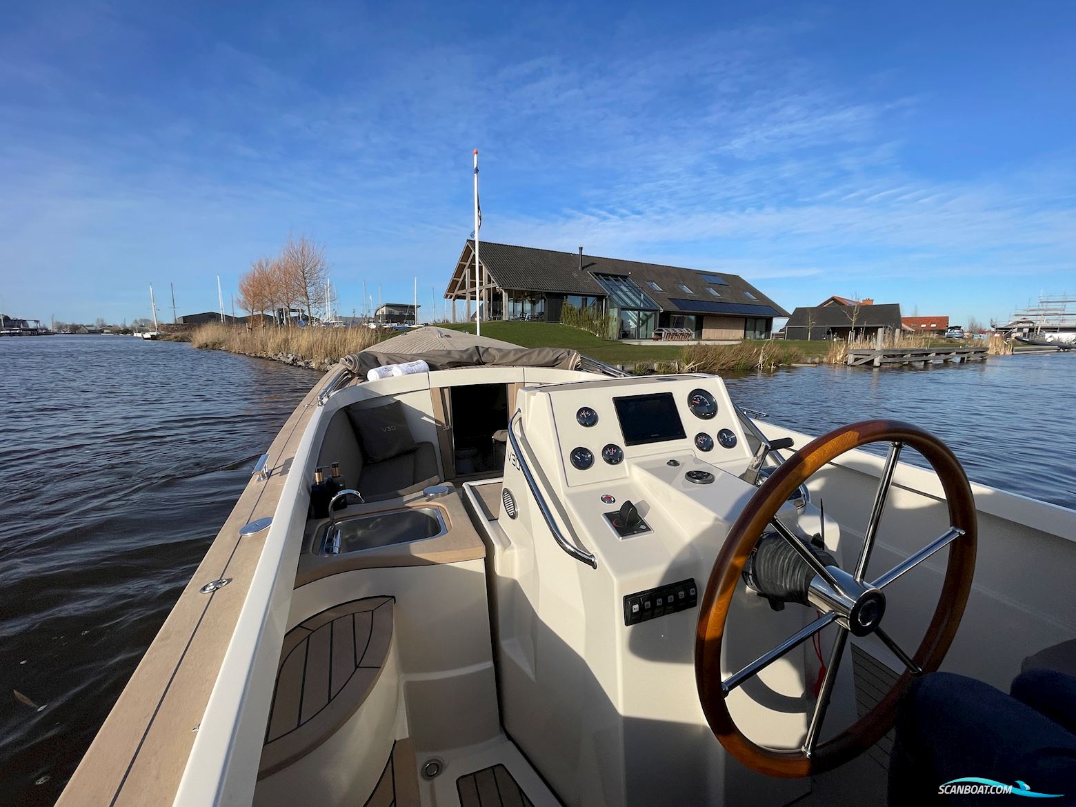 Venegy V30 Classic Cabin