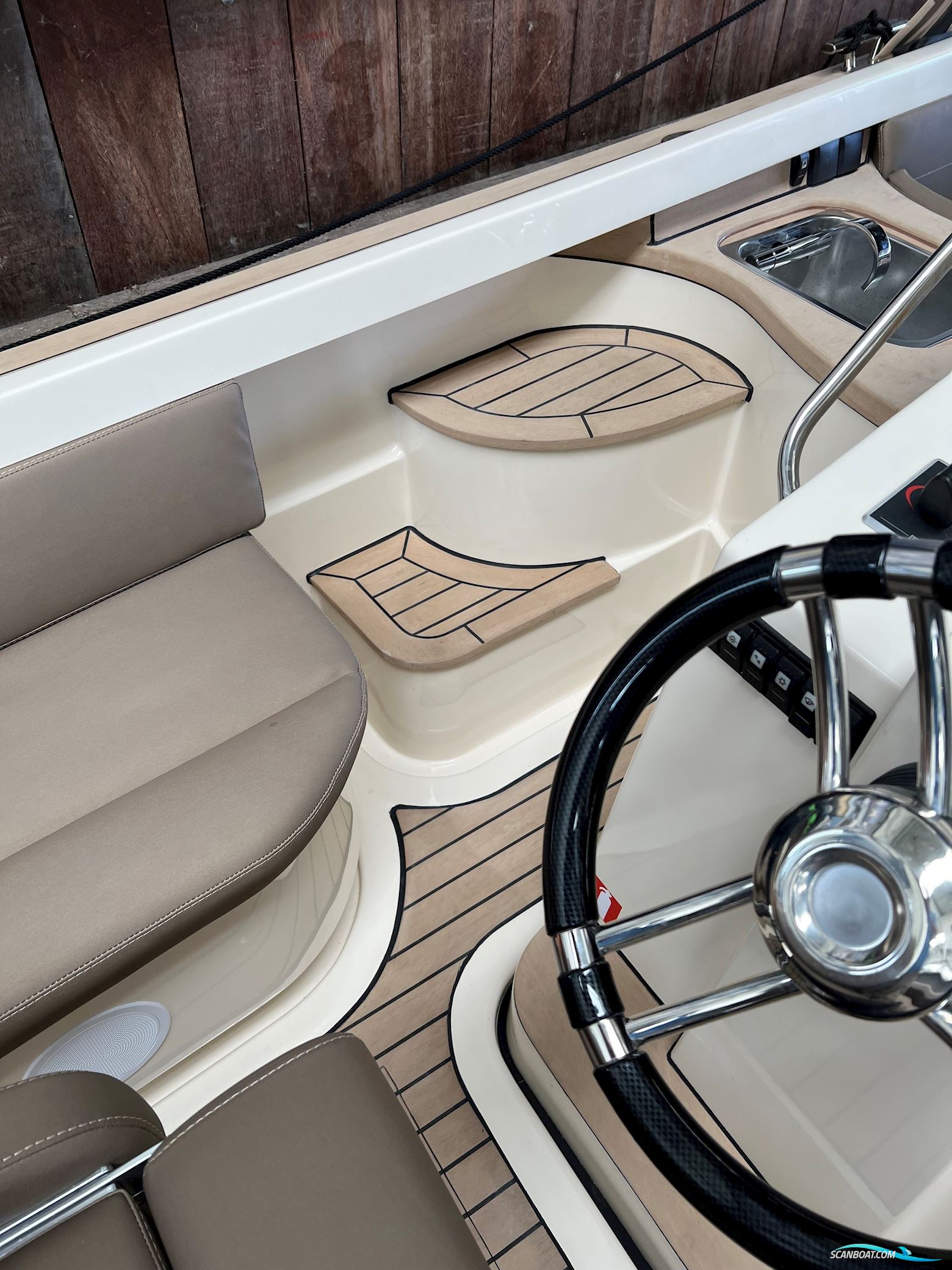 Venegy V30 Classic Cabin