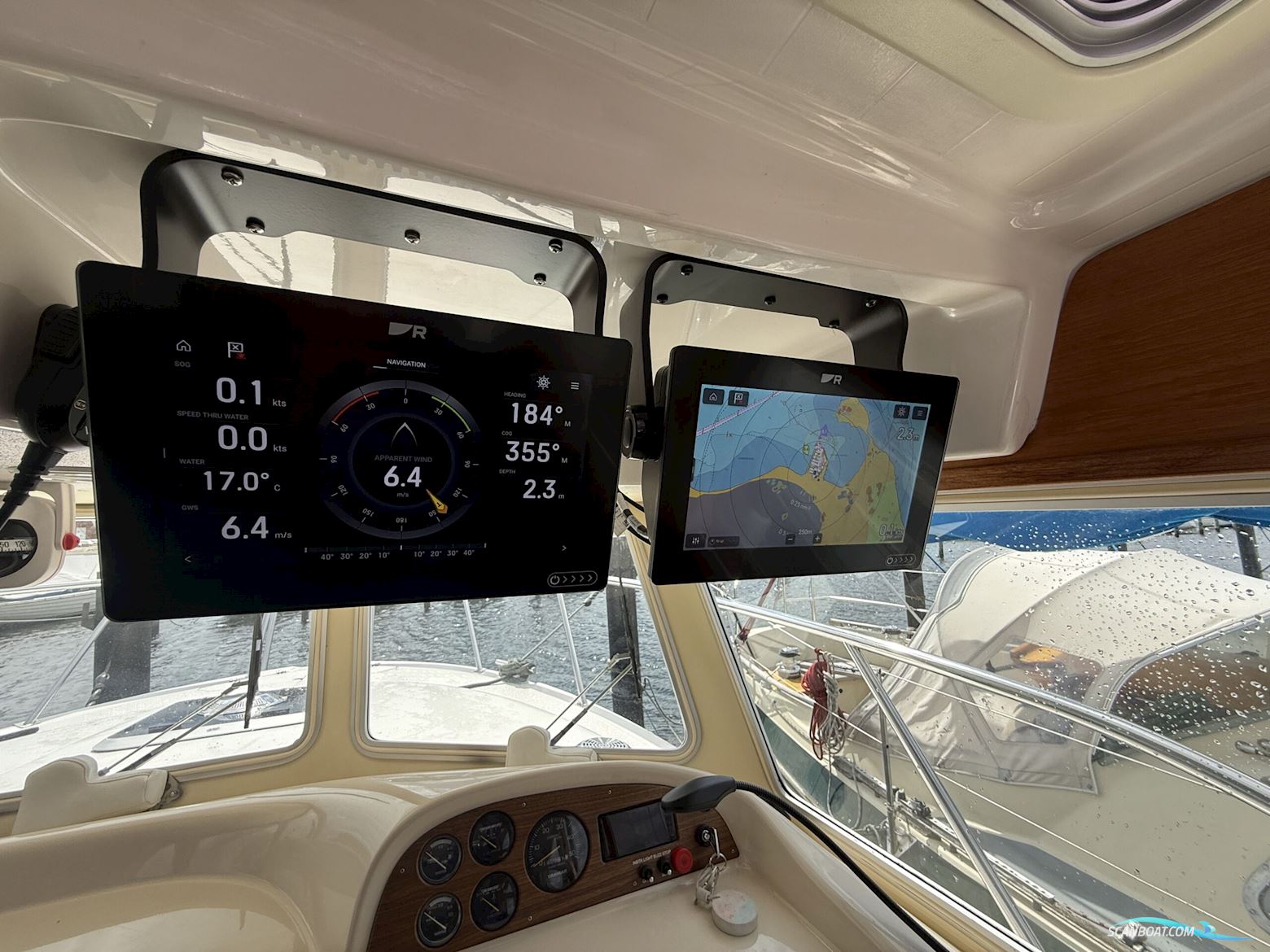 Viknes 880. Med nyere komplet Raymarine navi-pakke