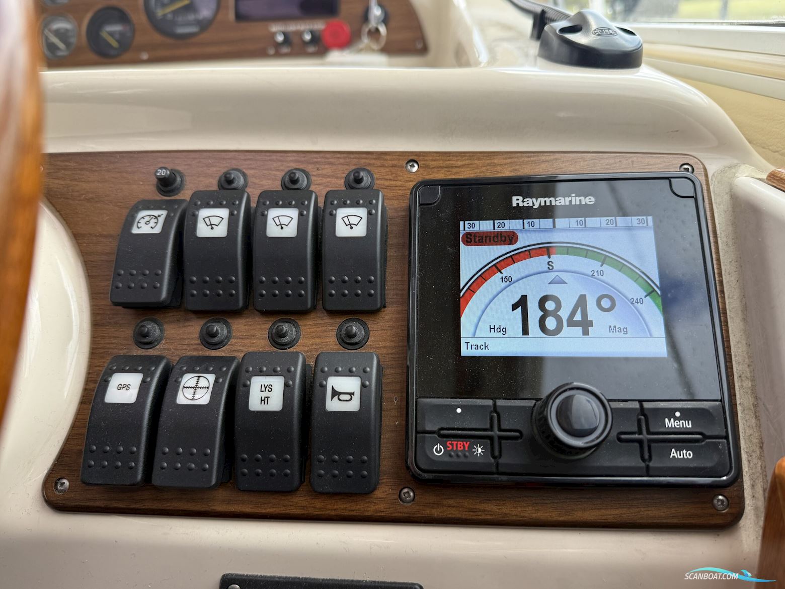 Viknes 880. Med nyere komplet Raymarine navi-pakke