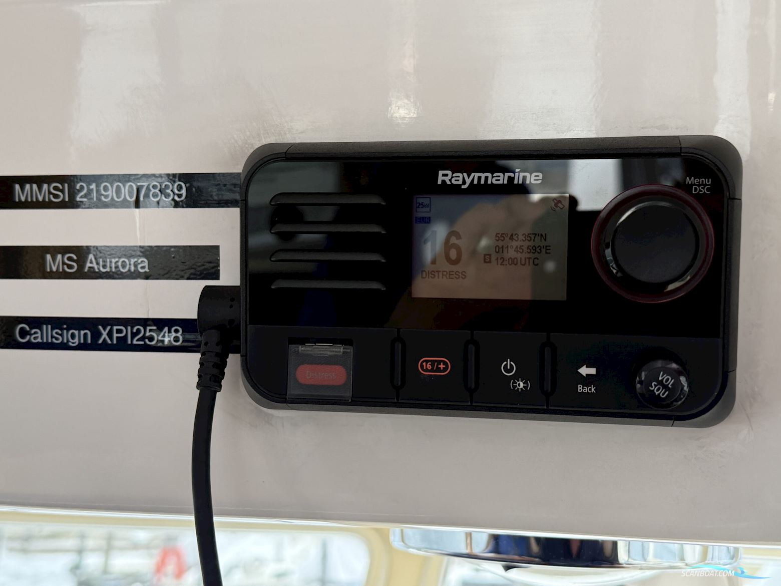 Viknes 880. Med nyere komplet Raymarine navi-pakke